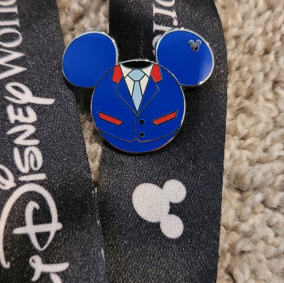 Disney Pin Trading Lanyard + 5 pins - Picture 2 of 6